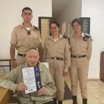 חיילי צה"ל עם שורד השואה יהושע אבנר בן ה-95