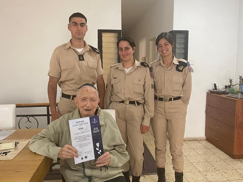 חיילי צה"ל עם שורד השואה יהושע אבנר בן ה-95