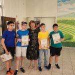שורדת השואה גיטה קויפמן עם תלמידי יסודי