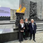 ראש  העיר חיים צורי ורעייתו דפנה עם דר' לאה גנור לרגלי אנדרטת מרד גטו ורשה