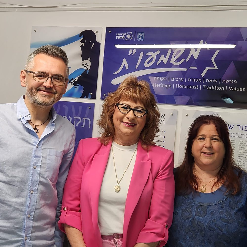 דר’ קשישטוף צ’ובציק מנהל מרכז התרבות בוורשה בביקור במשמעו"ת