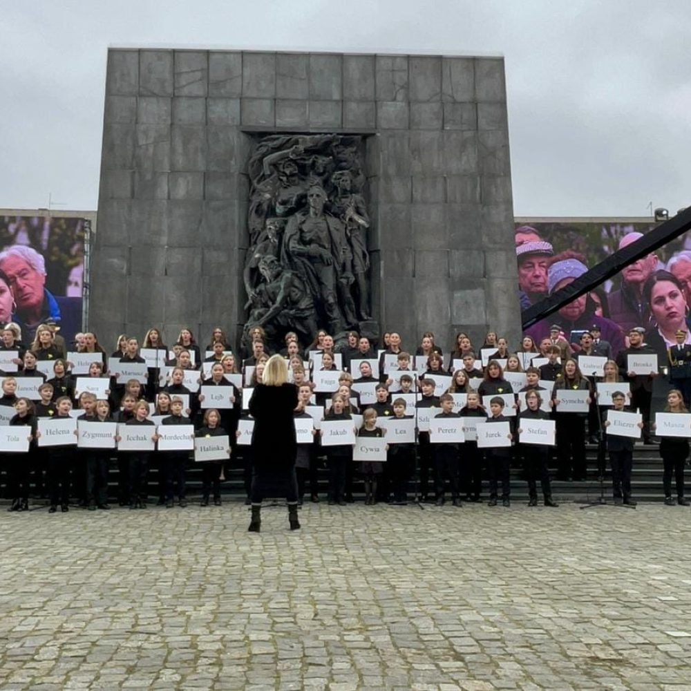 להקת הנוער של מוצקין עם מקהלת הילדים הפולנית בטקס לציון 80 שנה למרד גטו ורשה