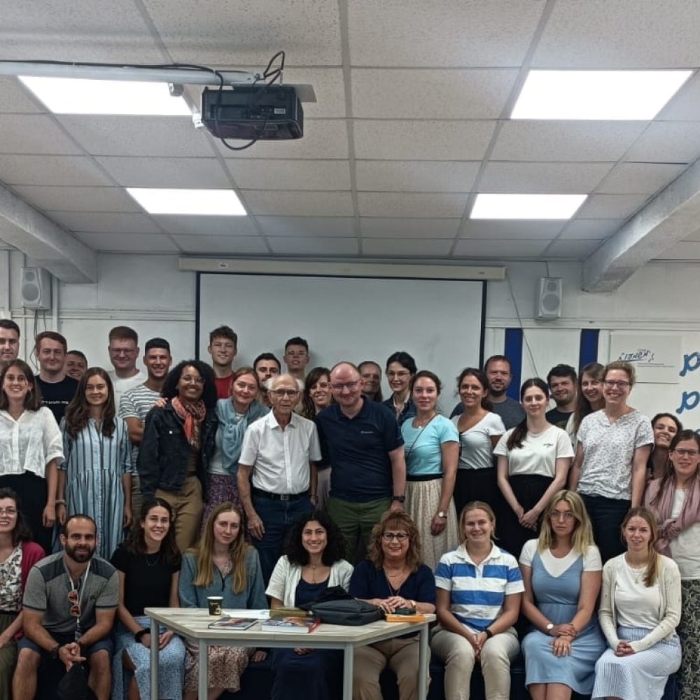 שורד השואה סעדיה בהט עם חברי משלחת מגרמניה