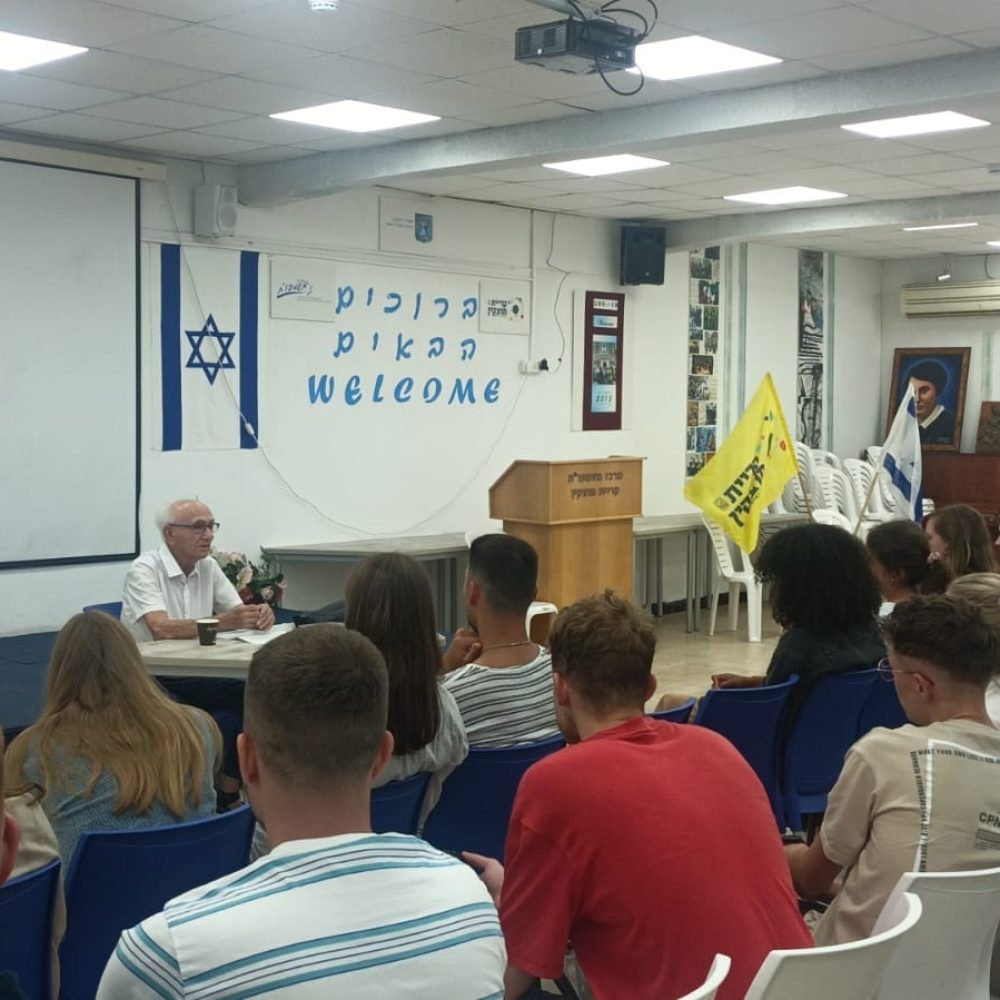 שורד השואה סעדיה בהט בפני חברי משלחת מגרמניה