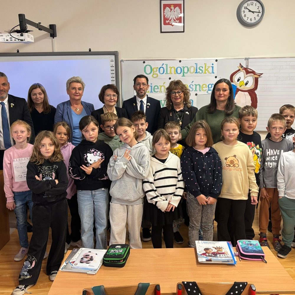 תלמידי פלונסק עם ראש העיר ומנהלת מרכז משמעו"ת