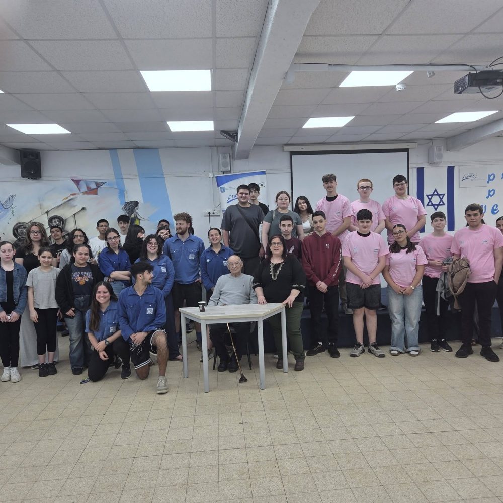 שורד השואה יונה אונגר עם חניכי/ות תנועות הנוער