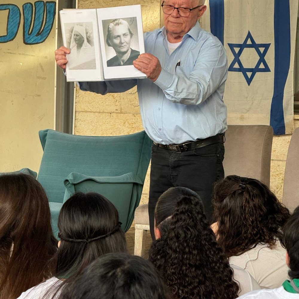 שורד השואה צבי נתן עם שבט הצופים