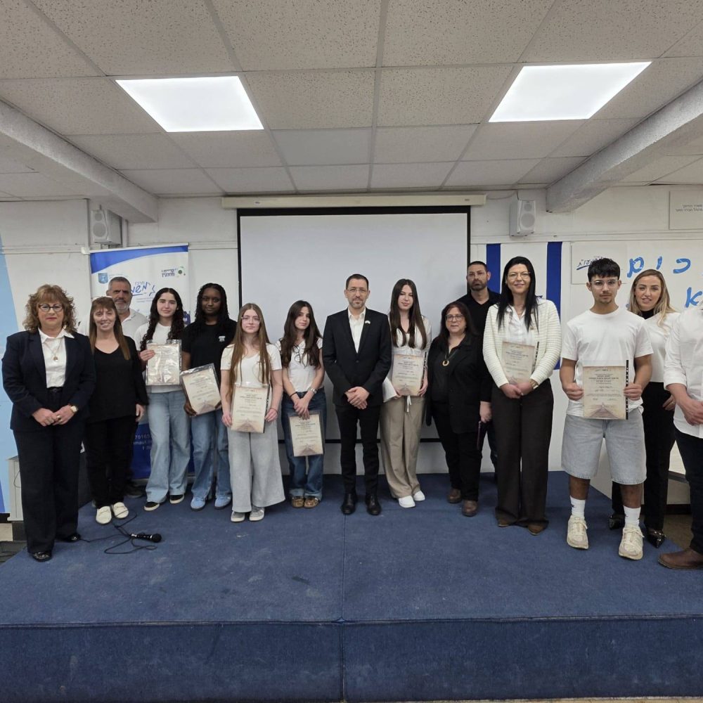 נושאים את לפיד הזיכרון: יום הזיכרון לשואה ולגבורה תשפ"ו