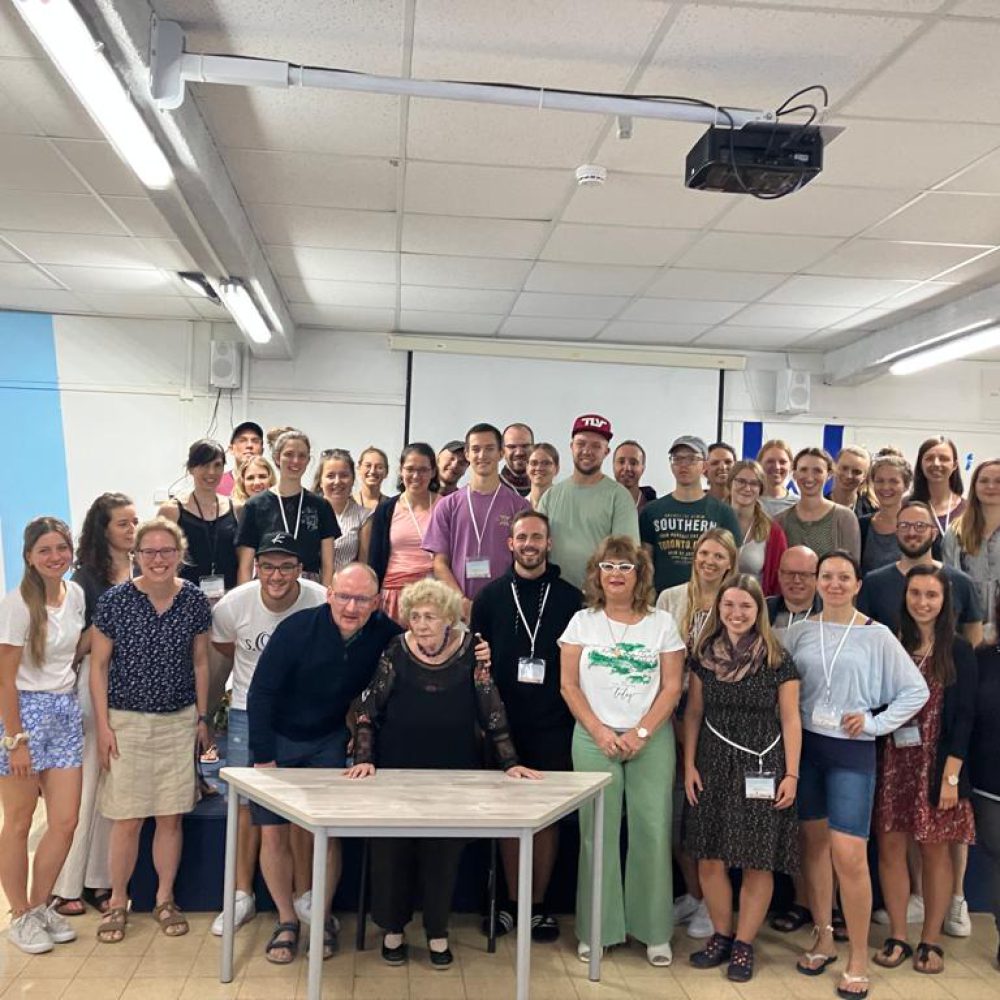 שורדת השואה מרים הראל עם משלחת מגרמניה