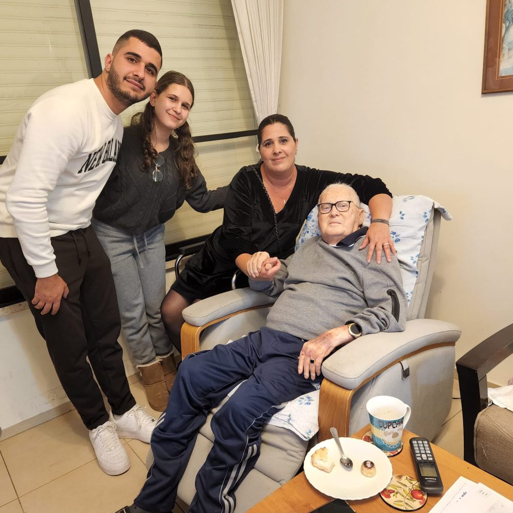 חנוכה שמח עם שורדי/ות שואה